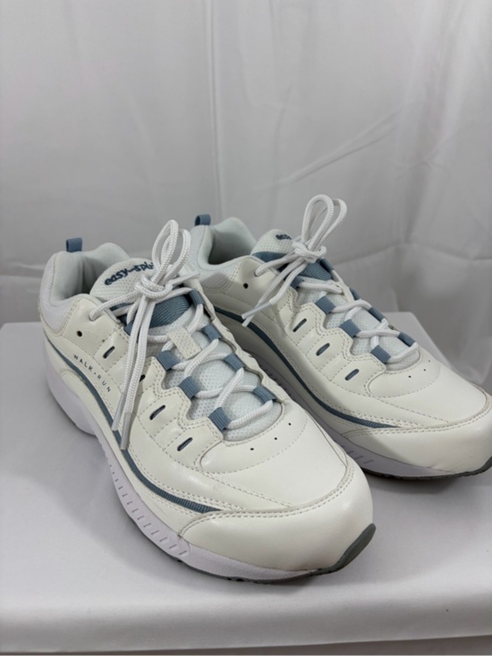 NWT Easy Spirit Women’s Size 9.5W White and Light Blue Walk-Ready Sneakers